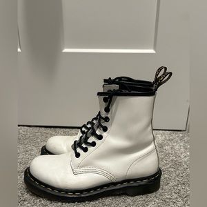 Doc Martins white lace up women’s size 6